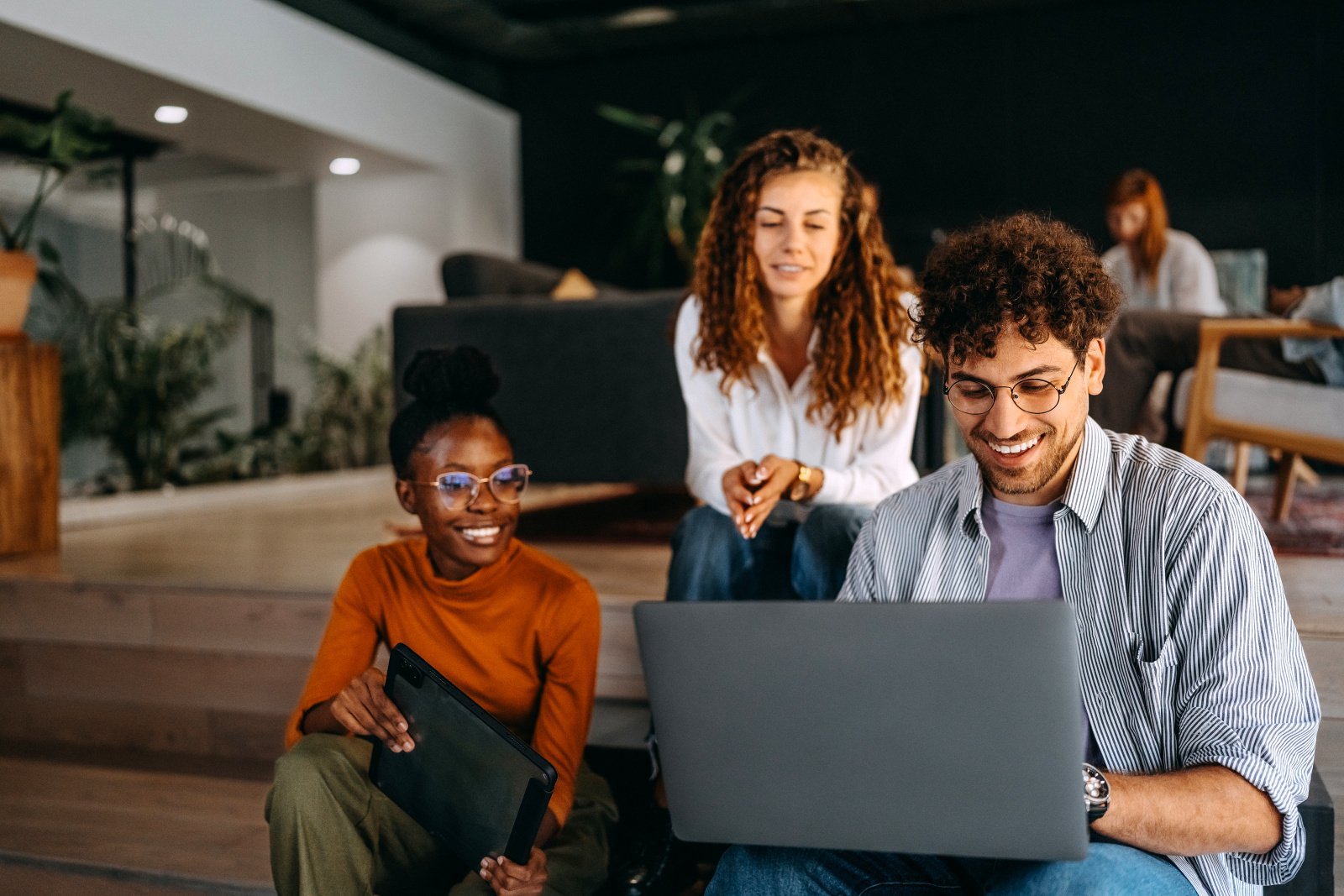 LinkedIn-Facebook_Group-of-people-colleagues-working-on-laptop-in-modern-office-man-and-woman-diversity-20231213-GLO-EN